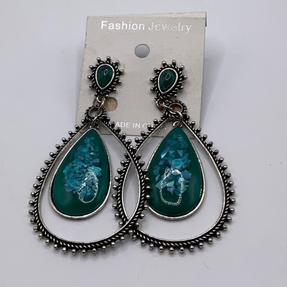 Fashion Jewelry Green and Silver Earrings with Intricate Metalwork
